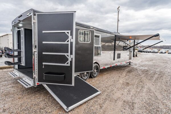 3 horse trailer with living quarters bison ranger rg8316s side load