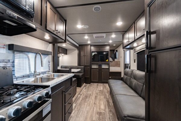 3 horse trailer with living quarters bison ranger rg8316s side load