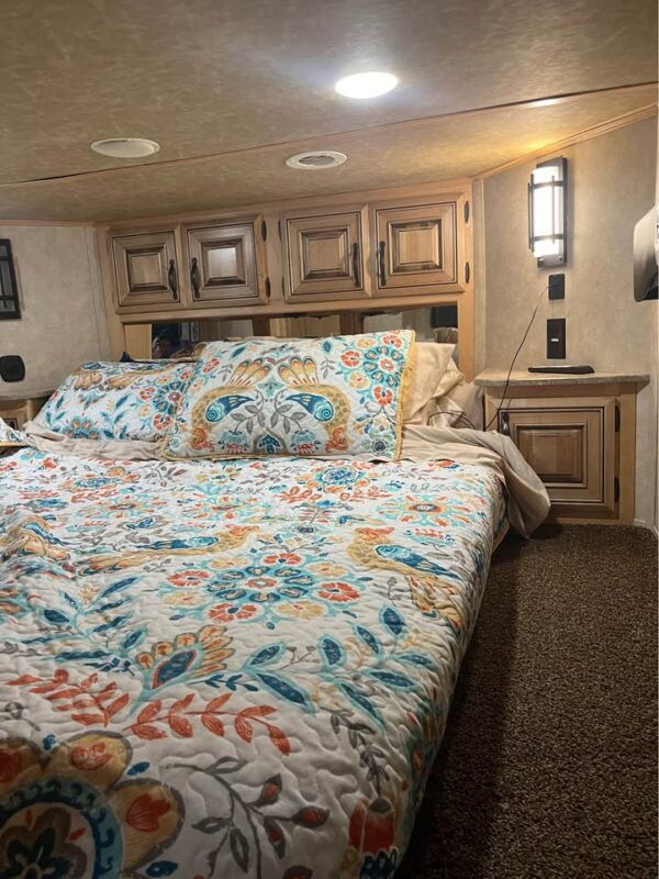 4 horse trailer with living quarters 2019 bison premier