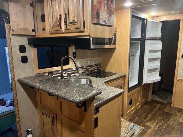 4 horse trailer with living quarters 2019 bison premier