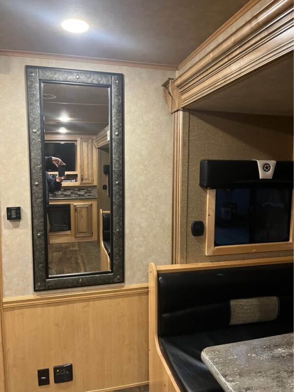 4 horse trailer with living quarters 2019 bison premier