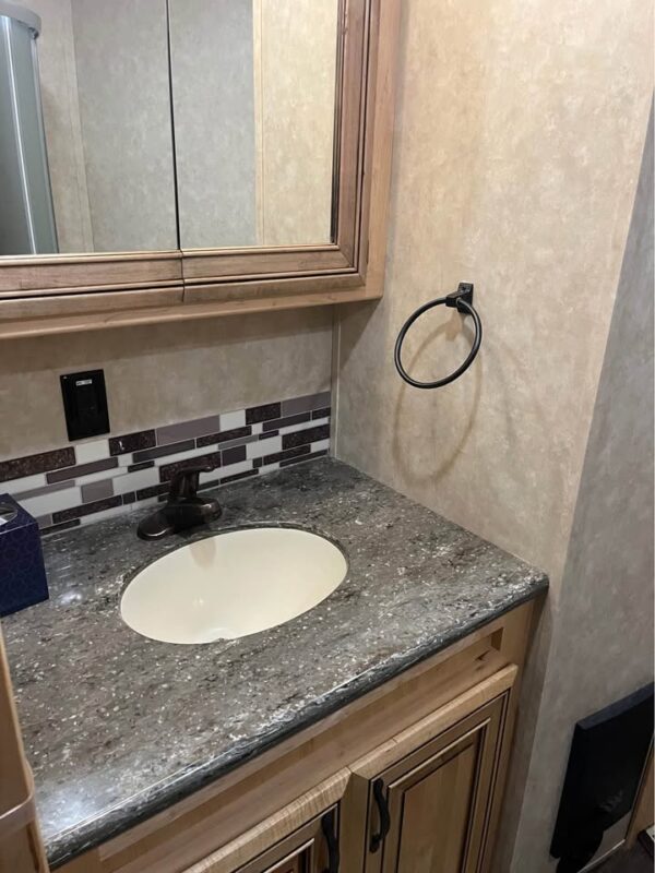 4 horse trailer with living quarters 2019 bison premier