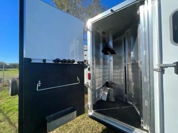 2024 exiss horse trailers endeavor 8210 lq