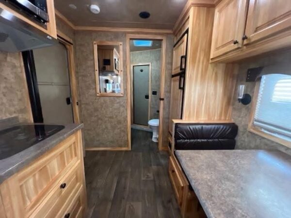 2024 exiss horse trailers endeavor 8210 lq