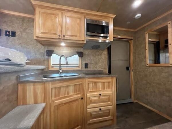 2024 exiss horse trailers endeavor 8210 lq