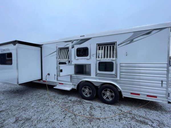 2024 lakota horse trailers 8313 sr charger