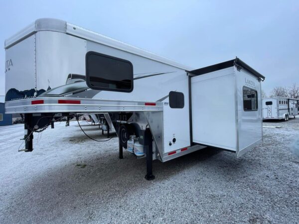 2024 lakota horse trailers 8313 sr charger