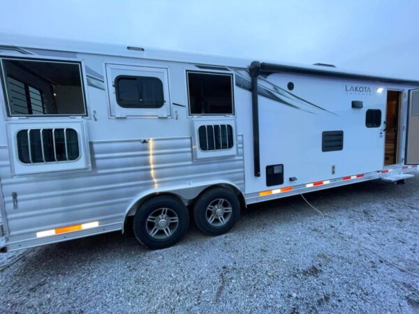 2024 lakota horse trailers 8313 sr charger