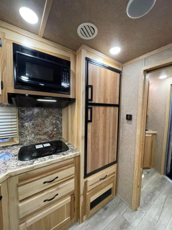 2024 lakota horse trailers 8313 sr charger