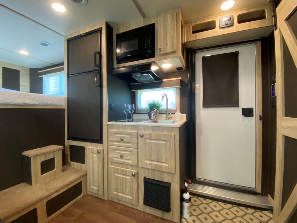 2 Horse Trailer with Living Quarters - Straight Load Custom Built - $55,880 - Image 10