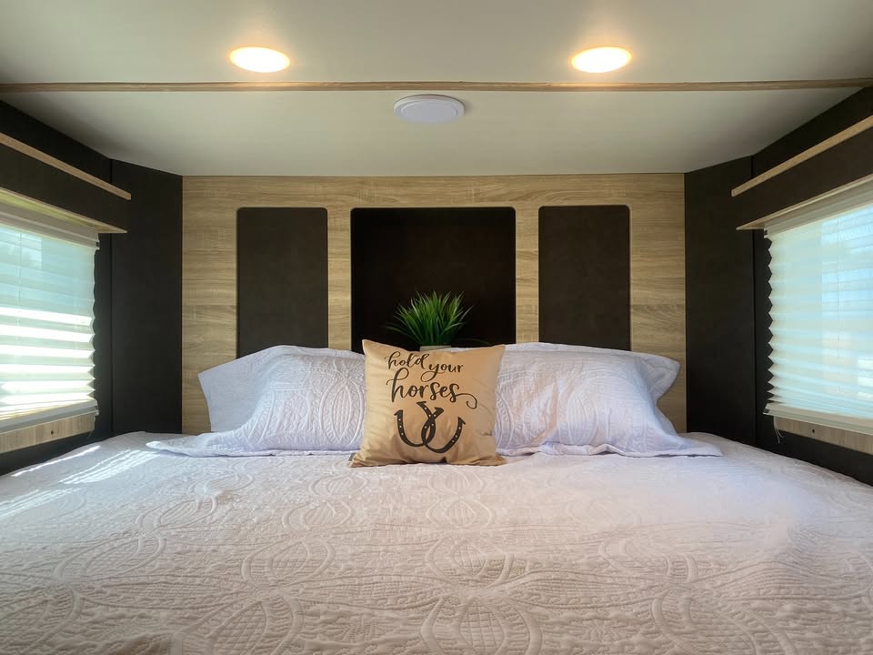 2 Horse Trailer with Living Quarters - Straight Load Custom Built - $55,880 - Image 11