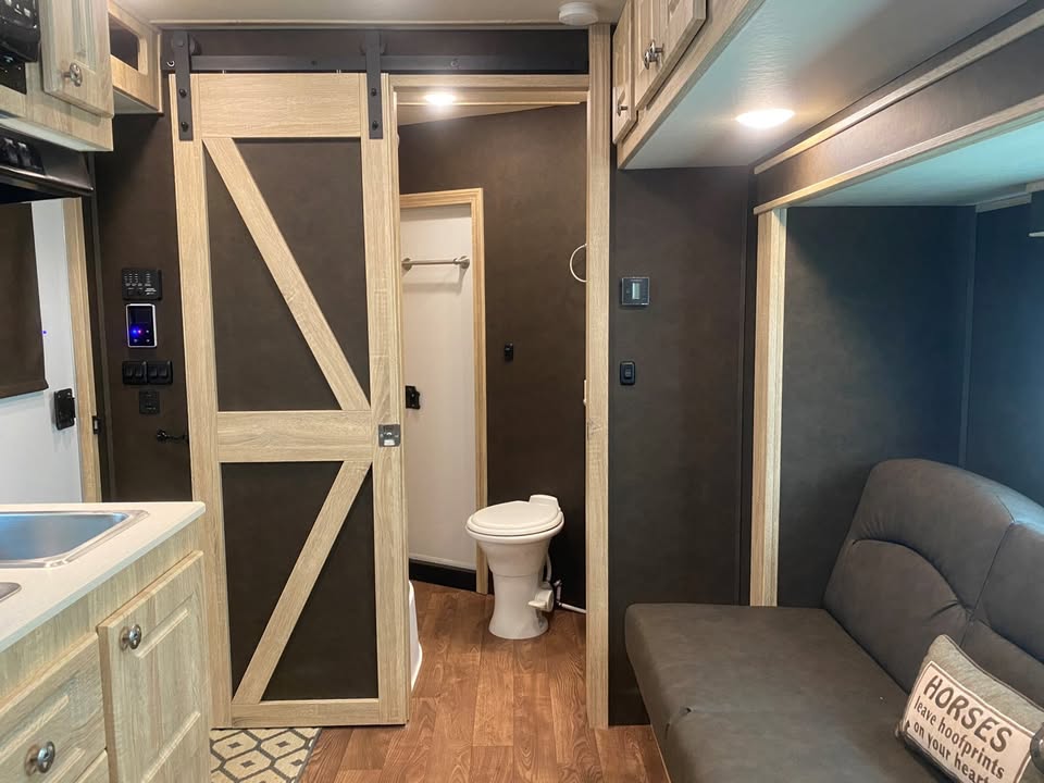 2 Horse Trailer with Living Quarters - Straight Load Custom Built - $55,880 - Image 12