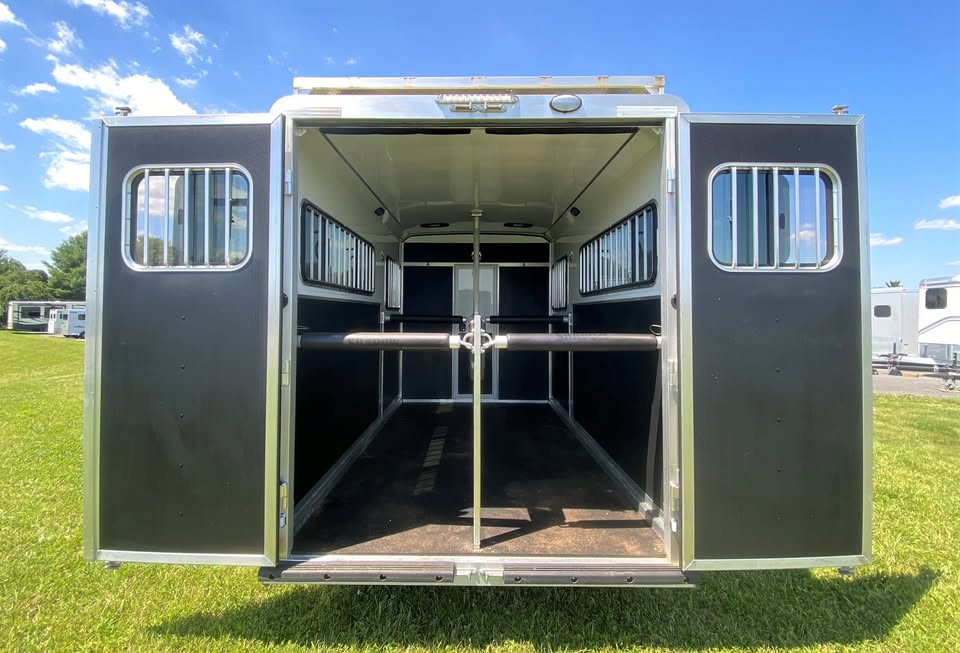 2 horse trailer with living quarters