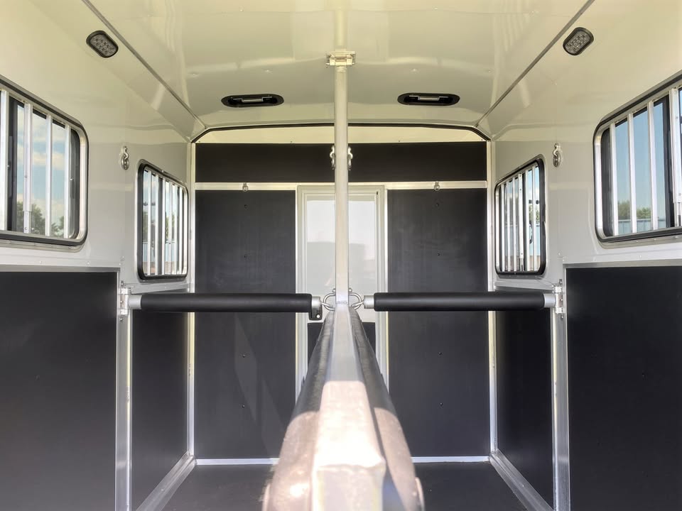 2 horse trailer with living quarters