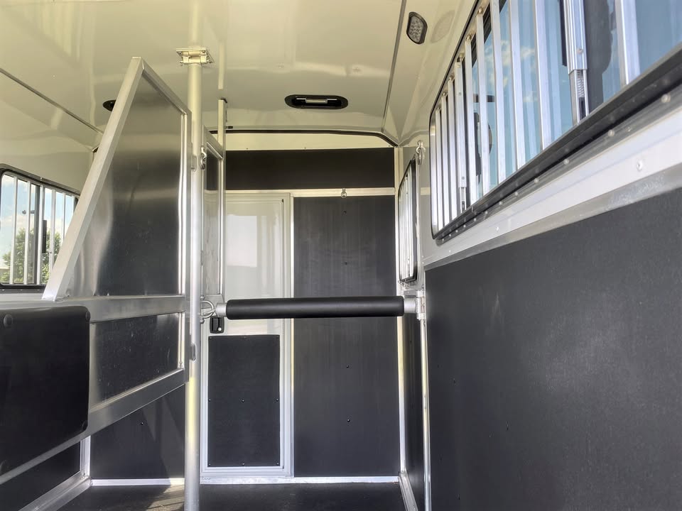 2 horse trailer with living quarters