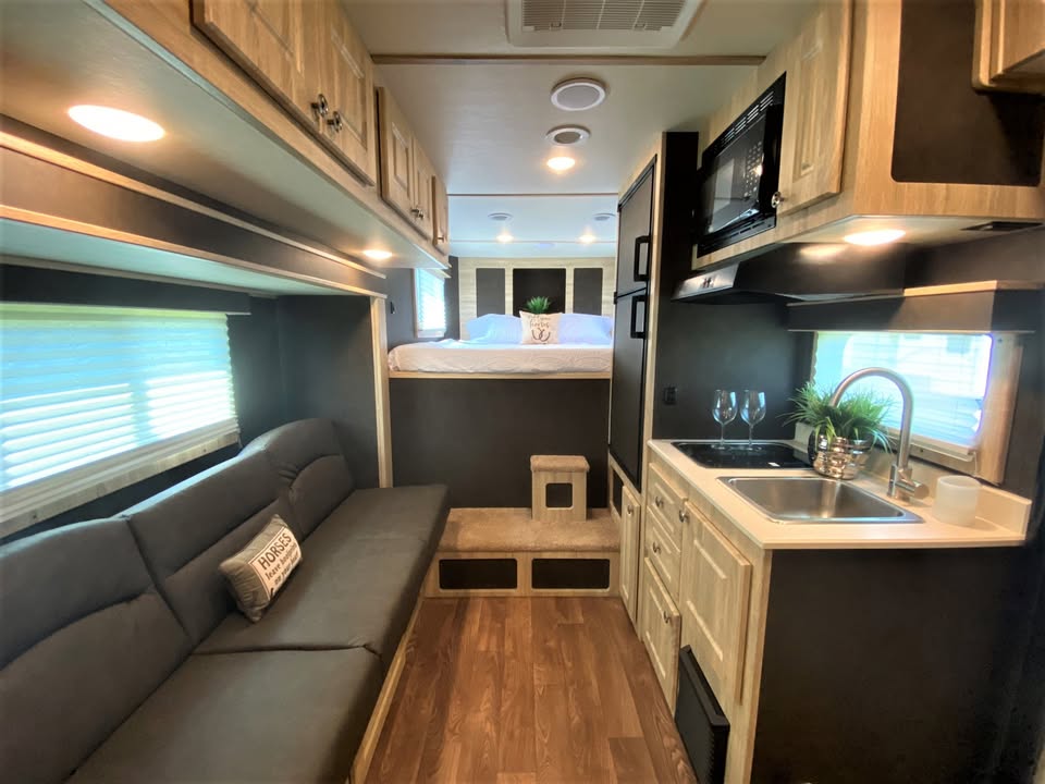 2 Horse Trailer with Living Quarters - Straight Load Custom Built - $55,880 - Image 9