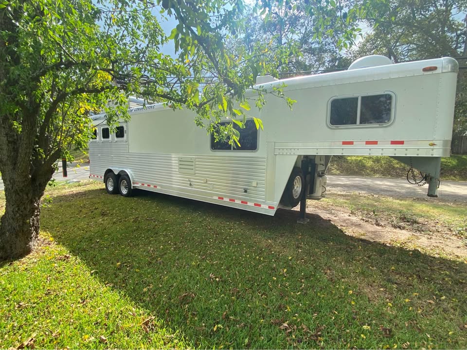 3 Horse Trailers with Living Quarters