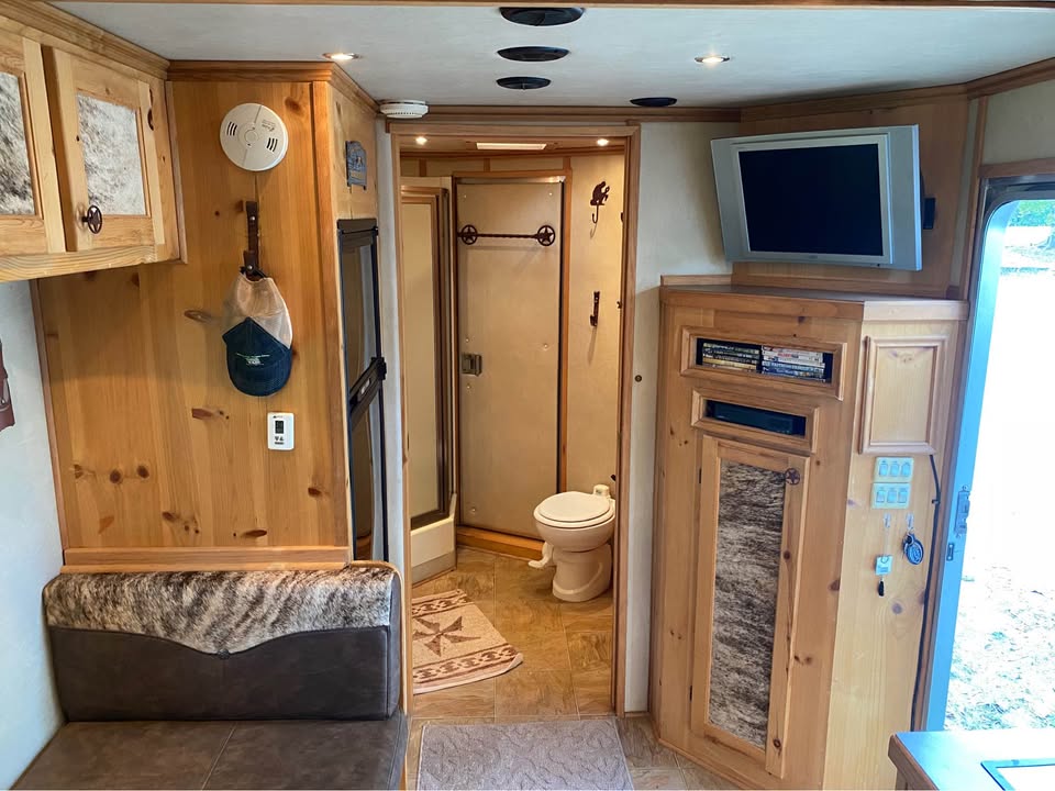 3 Horse Trailers with Living Quarters