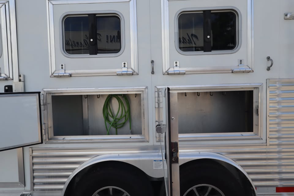 3 horse living quarters horse trailer