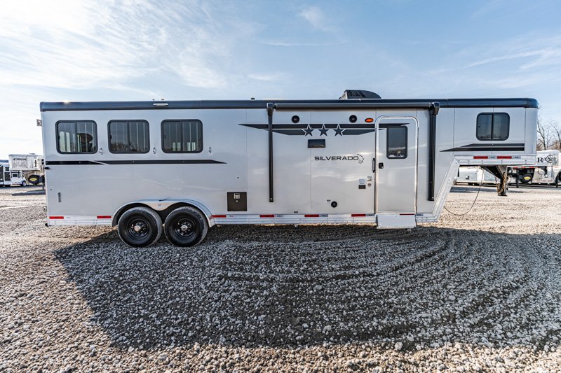 3 horse trailer with living quarters