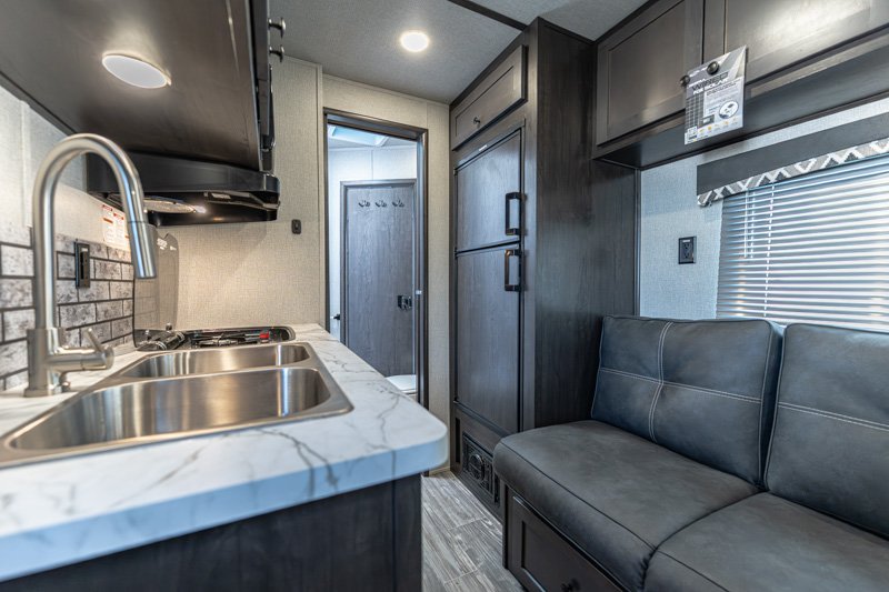 3 horse trailer with living quarters