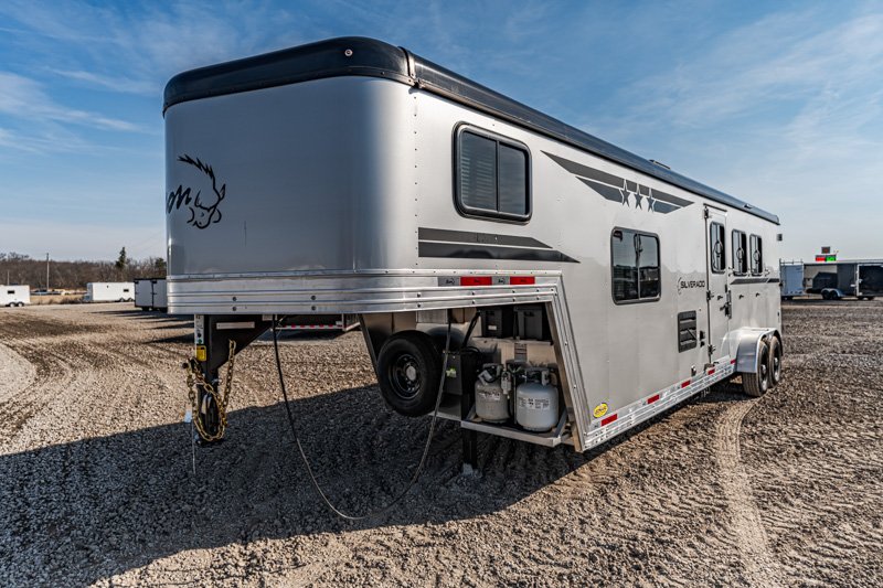 3 horse trailer with living quarters