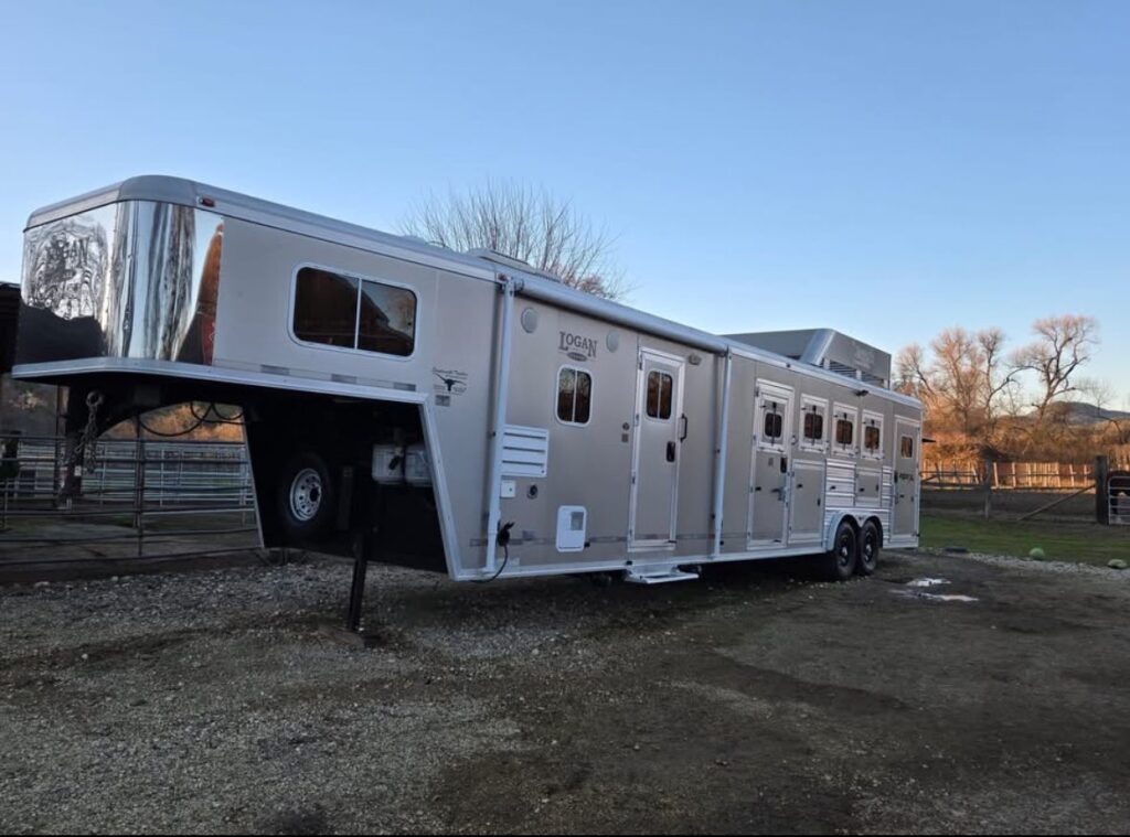 Logan Razor Trailer 2011 Used Logan Horse Trailers for Sale - 4 Horse Razor XL with Slide ...