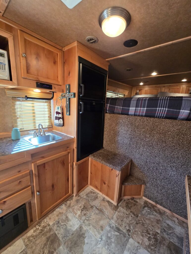 Logan Razor Trailer 2011 Used Logan Horse Trailers for Sale - 4 Horse Razor XL with Slide ...