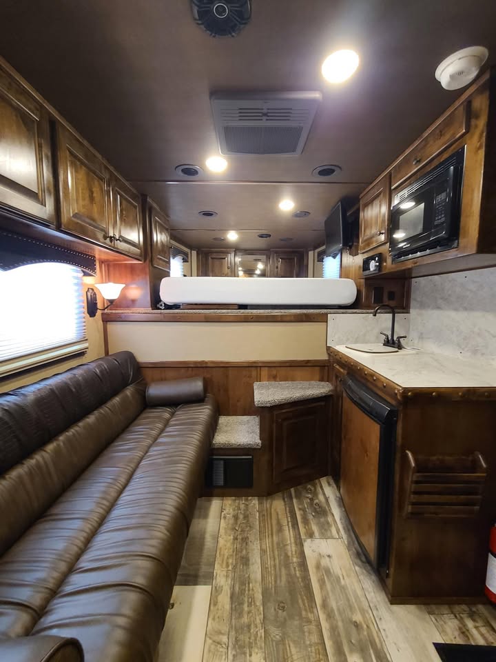 Aluminum Toy Hauler with Living Quarters