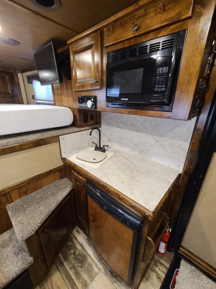 Aluminum Toy Hauler with Living Quarters