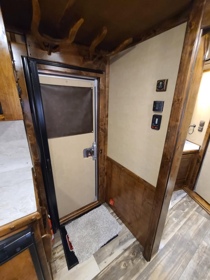 Aluminum Toy Hauler with Living Quarters