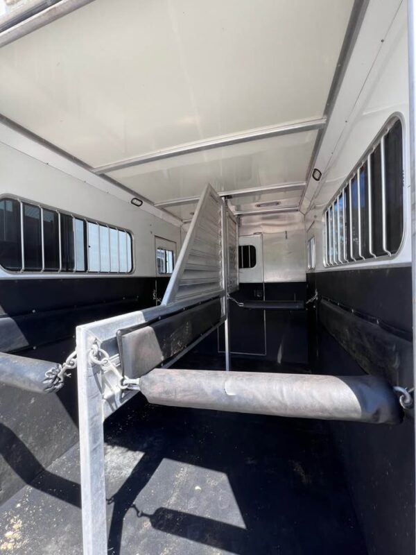 2004 Cimarron Horse Trailers - 2 Horse Straight Load Bumper Pull - $13,900 - Image 4