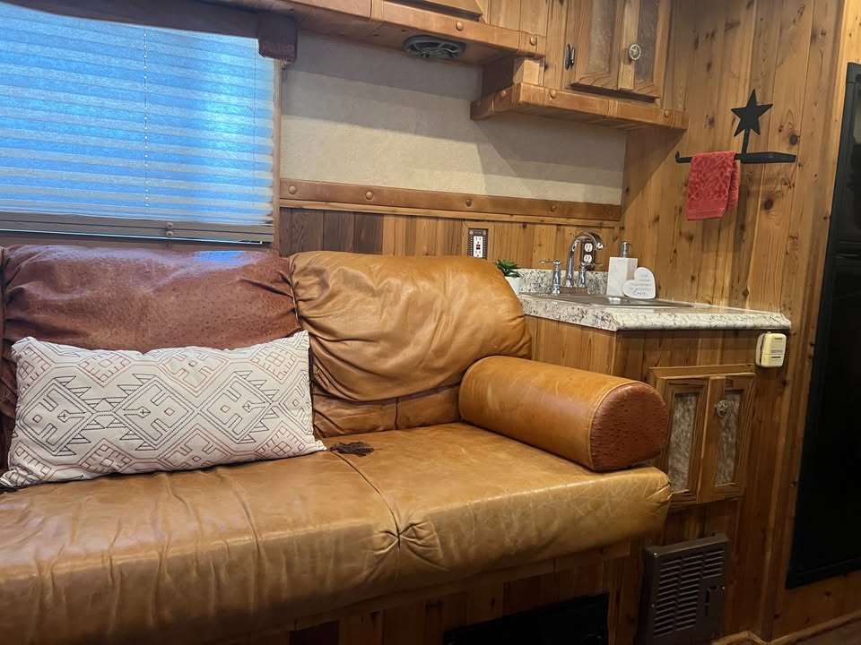 2003 Gooseneck Horse Trailer with Living Quarters - 3 Horse Side Load - $45,999 - Image 11