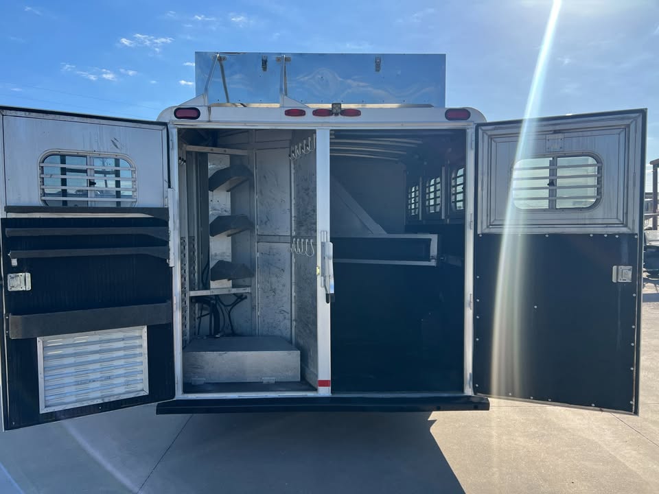 2003 Gooseneck Horse Trailer with Living Quarters - 3 Horse Side Load - $45,999 - Image 12