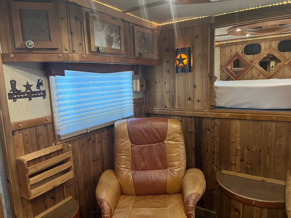 2003 Gooseneck Horse Trailer with Living Quarters - 3 Horse Side Load - $45,999 - Image 13