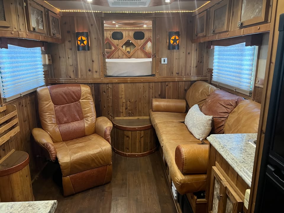 2003 Gooseneck Horse Trailer with Living Quarters - 3 Horse Side Load - $45,999 - Image 15
