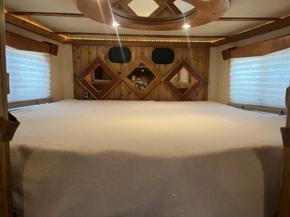 2003 Gooseneck Horse Trailer with Living Quarters - 3 Horse Side Load - $45,999 - Image 16