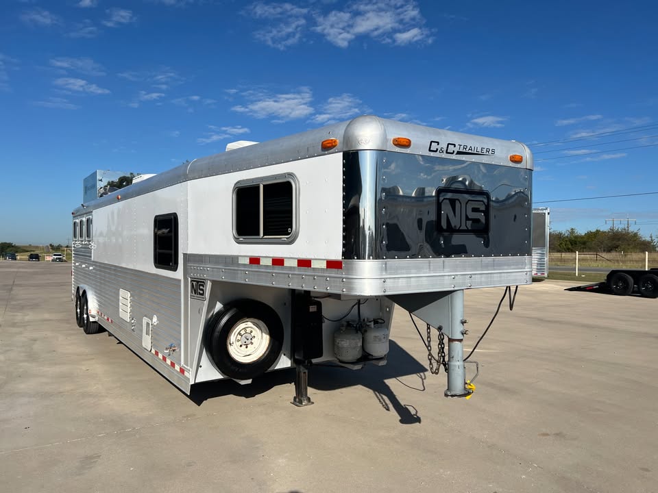 2003 Gooseneck Horse Trailer with Living Quarters - 3 Horse Side Load - $45,999 - Image 19
