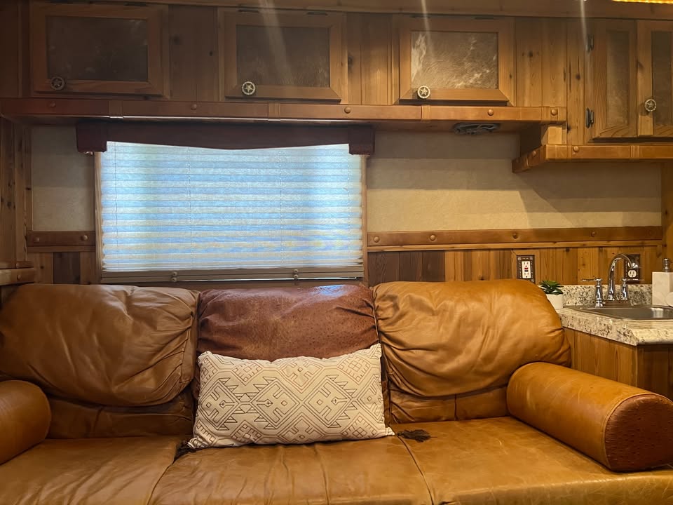 gooseneck horse trailer with living quarters