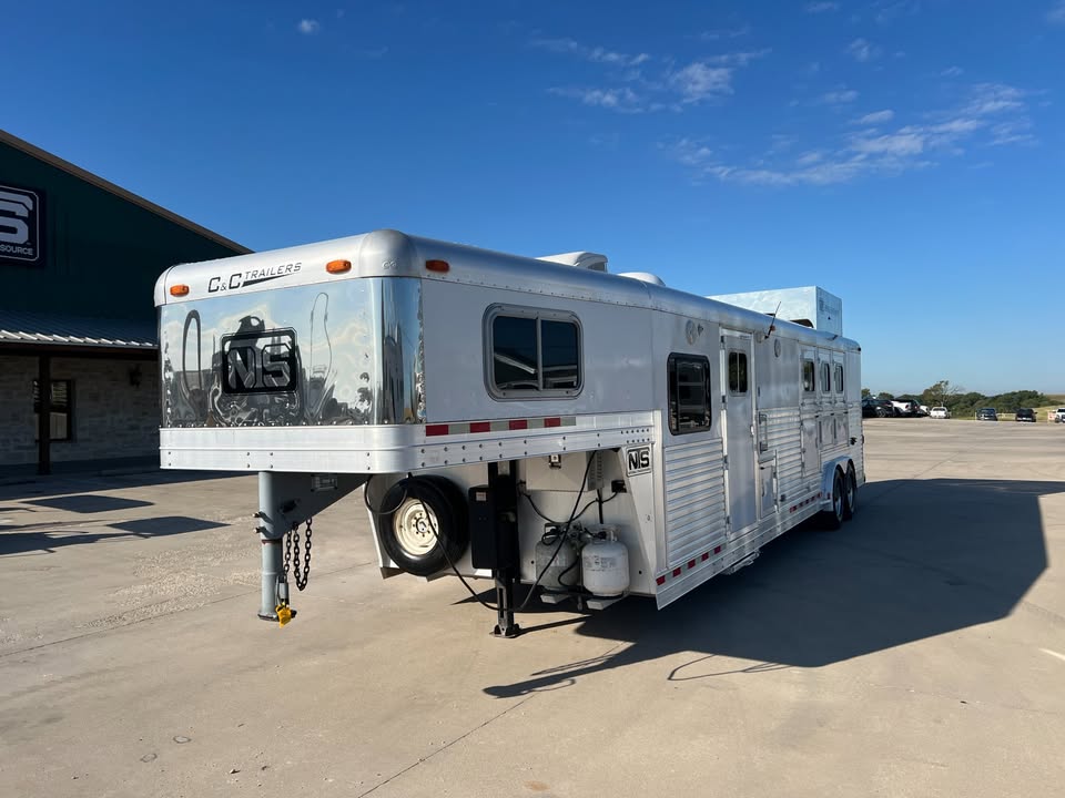 gooseneck horse trailer with living quarters