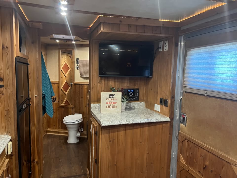 gooseneck horse trailer with living quarters