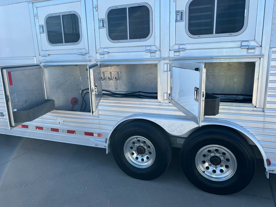 gooseneck horse trailer with living quarters