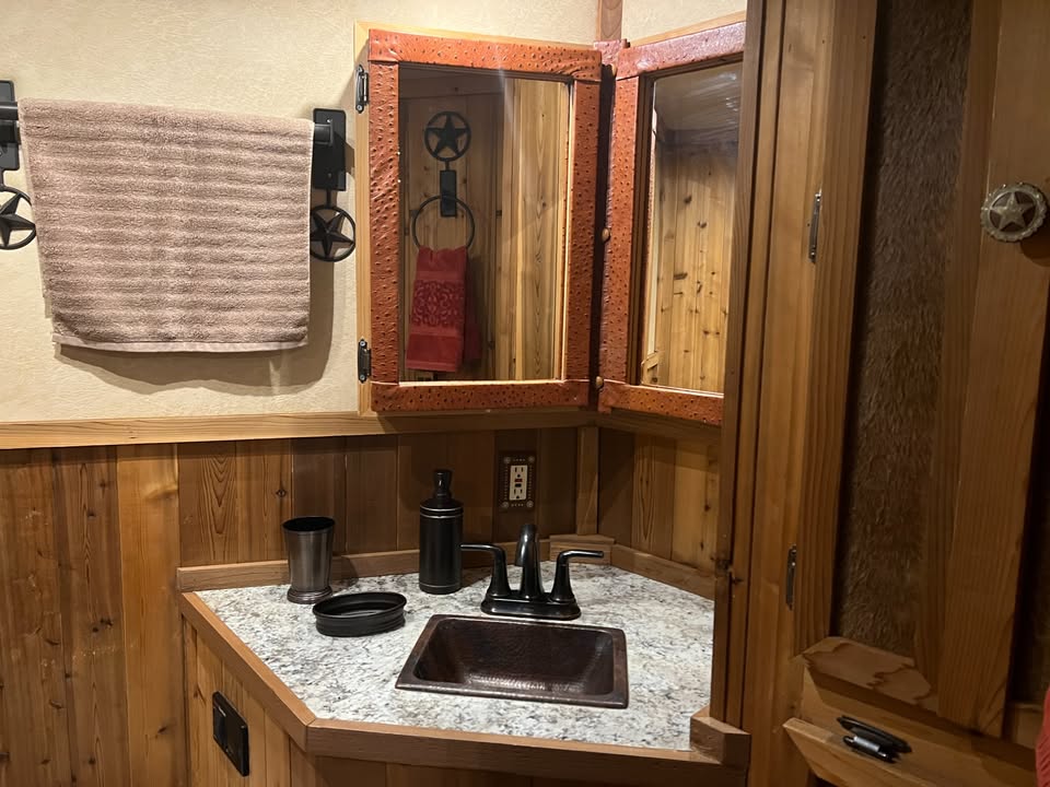 gooseneck horse trailer with living quarters