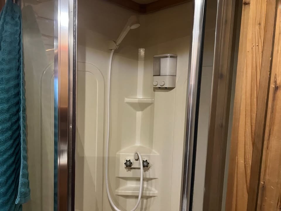 2003 Gooseneck Horse Trailer with Living Quarters - 3 Horse Side Load - $45,999 - Image 9