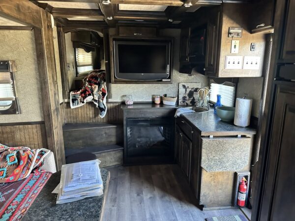 2007 Platinum Horse Trailers - 4 Horse with 17' Short Wall Plus Slide - $94,600 - Image 12