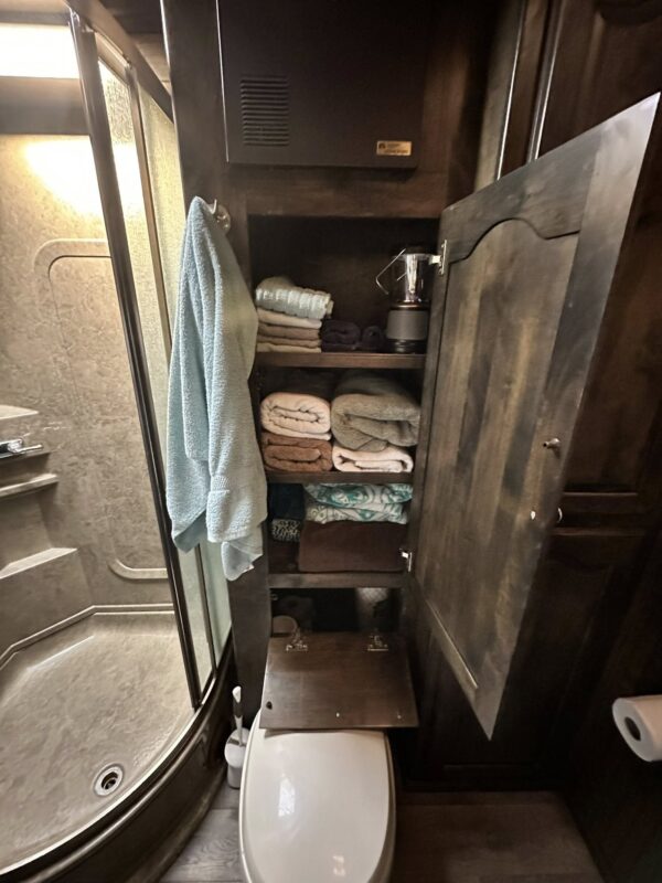 2007 Platinum Horse Trailers - 4 Horse with 17' Short Wall Plus Slide - $94,600 - Image 15