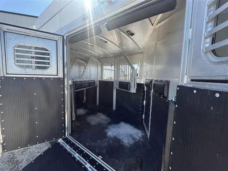 Platinum livestock trailers