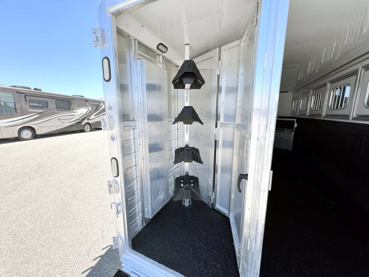 2015 Sooner Horse Trailers - 6 Horse Gooseneck Super Sport - $23,000