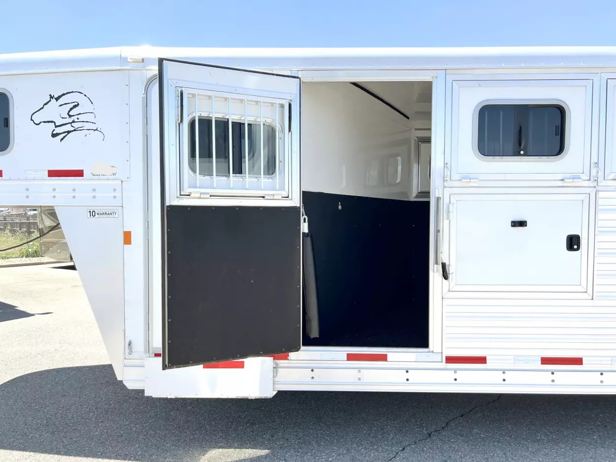 2015 Sooner Horse Trailers - 6 Horse Gooseneck Super Sport - $23,000