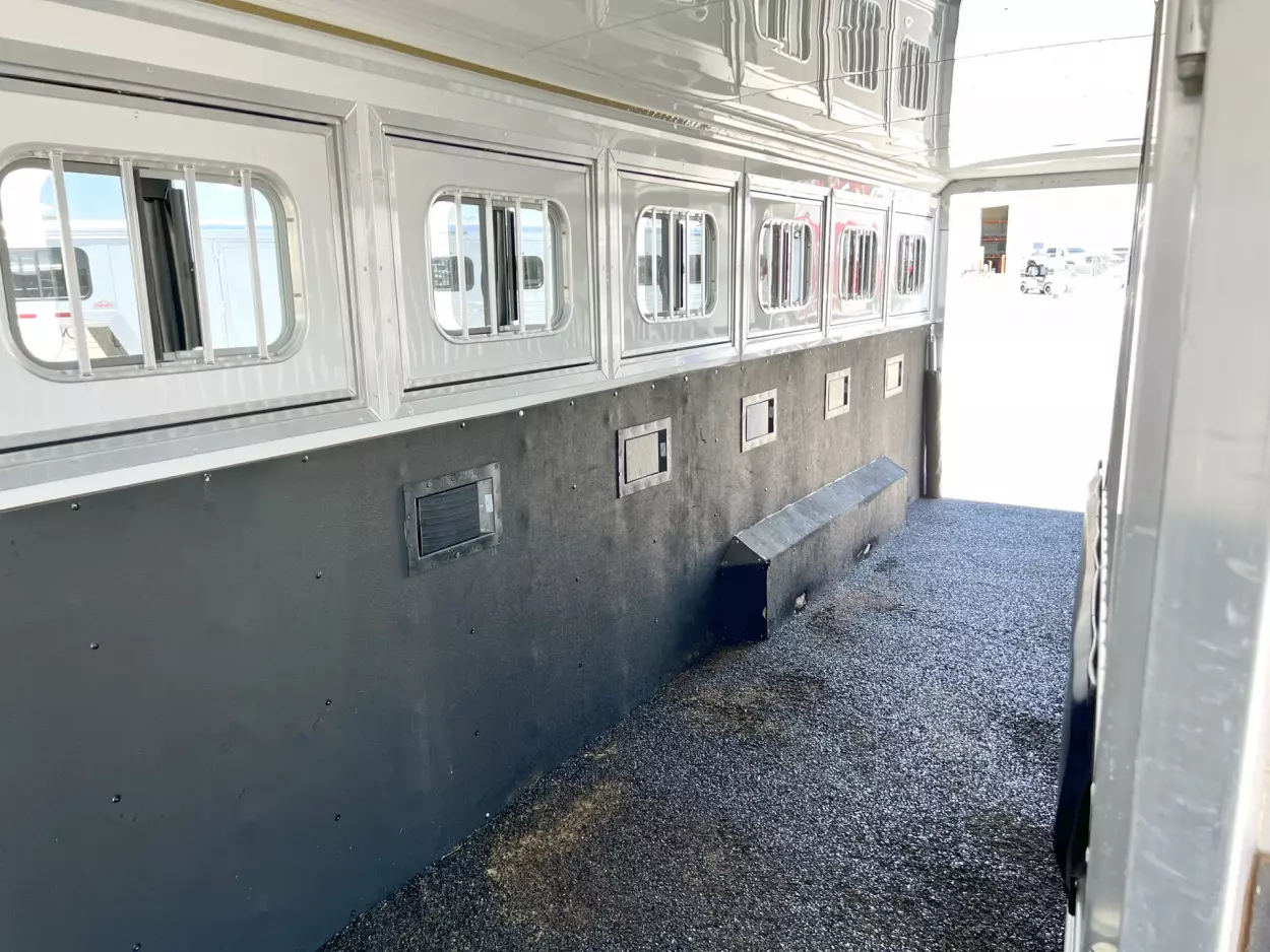 2015 Sooner Horse Trailers - 6 Horse Gooseneck Super Sport - $23,000